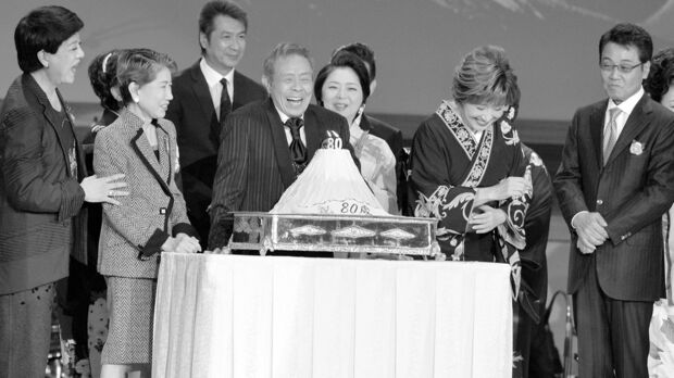 演歌界の面々がお祝いにグランドプリンスホテル新高輪に駆けつけた