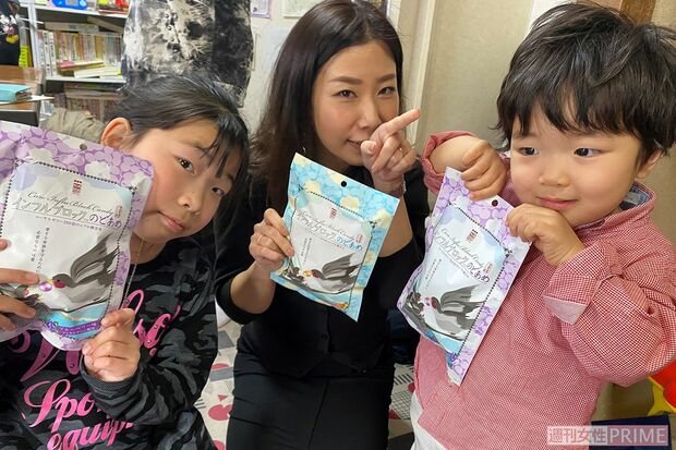 山下智久からのプレゼント（『インフルブロックのどあめ』）を喜ぶこども食堂の人々