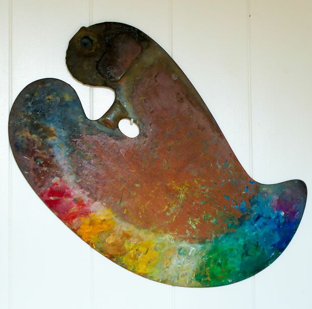 父の形見のパレット、今も大切に玄関に飾っている