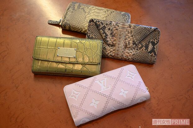 基本2つ持ちでローテーション。新券はお金を呼び込むので、必ず入れている。財布は金運アップのため毎晩、中身を出してそれぞれの引き出しにしまい、寝かせて大事に使う。（撮影／渡邉智裕）