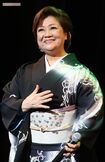 術後歌声がのびやかになったと、再び歌手として活躍する松原さん　撮影／佐藤靖彦