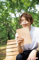  前に作った「ゆる散歩」のノートを持ち歩いているんです。歌詞を考えたり、思いついたことをメモしたり。屋内とはまた違ったアイデアが生まれそう!? 撮影／矢島泰輔 