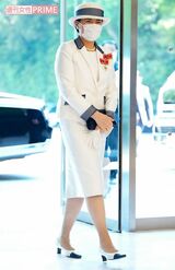 テーラードのツーピースの上襟、袖口やパンプスのトウのネイビーカラーがアクセント。 「“これぞ雅子さま”の装い。白とネイビーがさわやか。クラッチバッグと白手袋の持ち方も完璧です」（日置さん） 令和4年全国赤十字大会（5月19日）