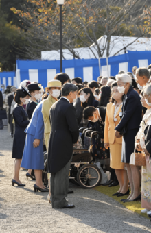 園遊会で照明デザイナーの石井幹子さん（右から２番目）と交流される両陛下