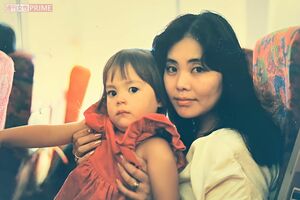 1985年、1歳ごろのアンナと一緒に