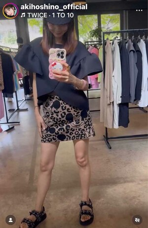 ミニスカ姿を披露し“膝”に注目が集まった、ほしのあき（本人のインスタグラムより）