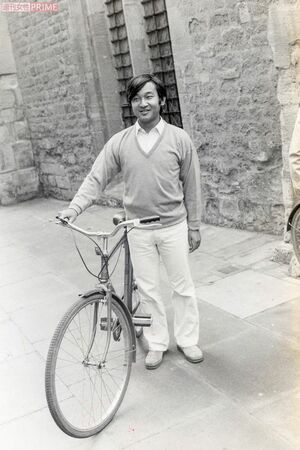 '85年9月、英留学中の陛下はサイクリングを。雅子さまは英留学中に取材を受けられた（'89年9月）
