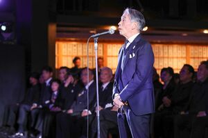 堺が内田裕也さんとの思い出を話すと、会場からも笑いが起き、和やかな雰囲気に（代表取材写真）