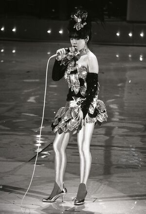 デビュー翌年の1983年(昭和58年)の中森明菜