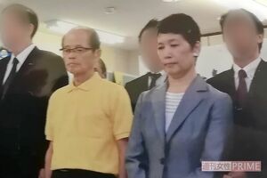 '17年の衆議院選挙では不在の夫を真理子夫人と田野井議員（左）が守った