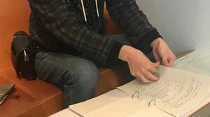 裁判資料を見ながら当時を振り返る藤井さん