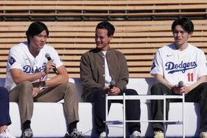 現地時間2026年1月31日、ドジャーフェストのステージショーに登壇した大谷翔平(左)と佐々木朗希(右)／産経ビジュアル