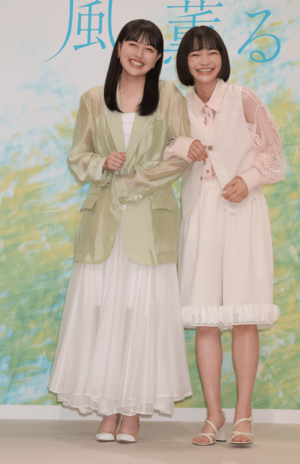 朝ドラ『風、薫る』でダブル主演を務める上坂樹里(写真左)と見上愛(写真右)