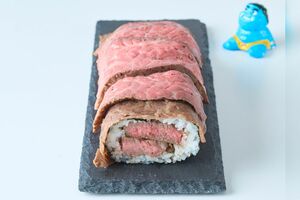 日本橋日山（大丸東京店）ステ～キな、ヤー！パワー！肉巻き恵方巻／1万6200円　※写真や値段は2023年当時のもの