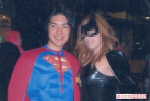 大学時代にアメリカ留学していたときの圭さん。「スーパーマン」の仮装をして外国人美女と（'12年ごろ）