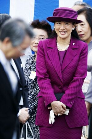  東宮御所で皇太子さまと愛子さまに絵本を読み聞かせる場面もワイン・レッドのスーツで招待客に笑顔を（11月12日）