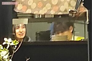 カウンターに並んで座り、日本酒や焼酎を楽しむ長尾寧音と須賀健太