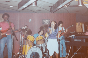 横浜のディスコ『LAMOON』にて。英語の歌詞を何曲も覚えて歌いましたが、よくそんなことができたなって思う