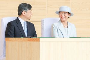 コロナ禍の近年はオンラインでのご出席が続いていた全国植樹祭。両陛下が現地での式典に足を運ばれるのは4年ぶり。壇上でも微笑み合われるなど、仲睦まじいご様子が　撮影／JMPA