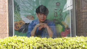 広告の写真を撮りに本社を訪れるファンは日に日に増えているそう