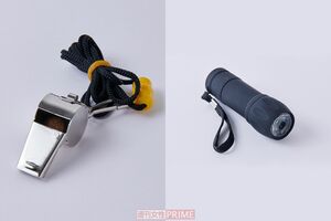 100均で買える防災グッズ「ホイッスル」と「小型のライト」撮影／山田智絵