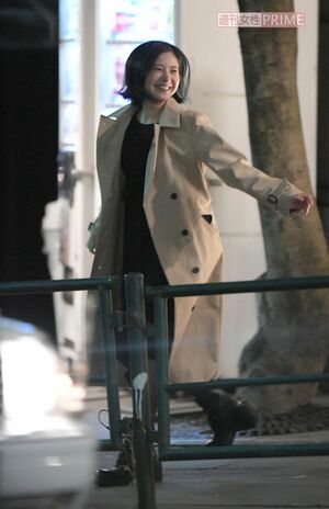 2017年3月、日テレドラマ『東京タラレバ娘』打ち上げ終了後、路上で笑顔が弾ける吉高由里子