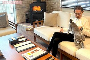 暖炉が似合う愛犬と加トちゃん