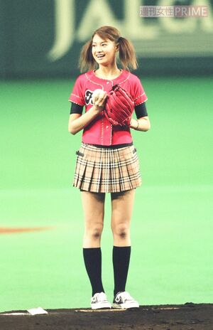 東京ドームで始球式を務めた吉川ひなの（1998年）