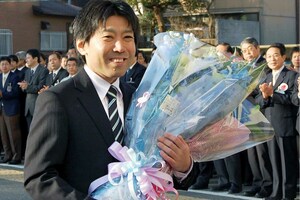 2009年、33歳で最年少市長として初登庁したときの山中光茂さん
