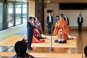 宮殿『松の間』でお祝いのことば『寿詞』を読み上げた安倍首相（10月22日）