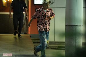 足取り軽く、会場を後にする柄本明