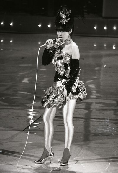 デビュー翌年の1983年（昭和58年）の中森明菜