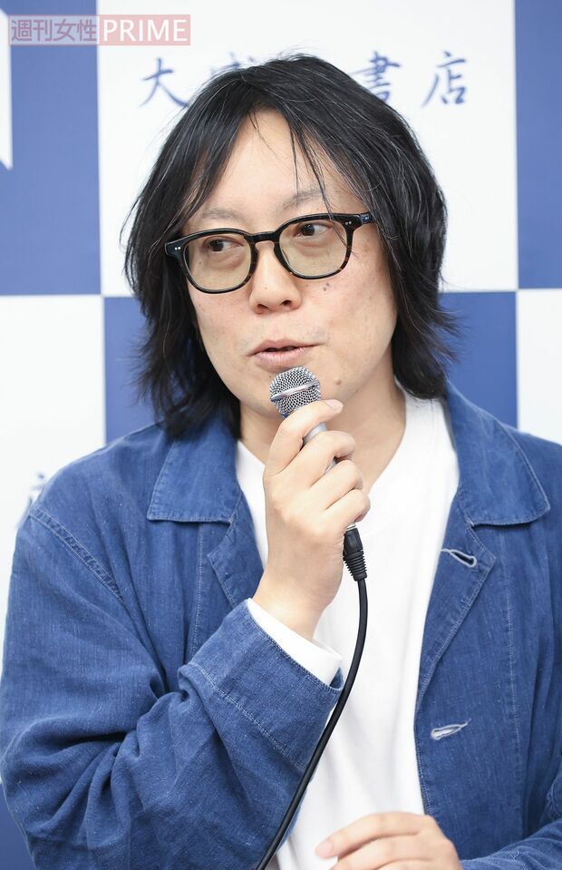 燃え殻●1973年神奈川県生まれ。テレビ番組の小道具制作会社勤務を経て、2017年にネット上で連載した『ボクたちはみんな大人になれなかった』で小説家デビュー。著書に小説『これはただの夏』『湯布院紀行』、エッセイ『それでも日々はつづくから』『夢に迷ってタクシーを呼んだ』『明けないで夜』など。作品が次々と映像化、舞台化されるなど、今注目の作家。