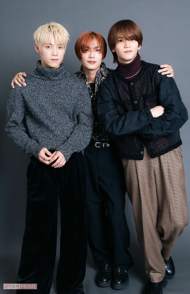 写真左から木村柾哉（INI）、高橋恭平（なにわ男子）、中島颯太（FANTASTICS）　撮影／矢島泰輔　スタイリスト／三島和也（Tatanca/高橋）、岡本健太郎（木村）、中瀬拓外（中島）ヘアメイク／花井菜緒（JOUER/高橋）、武井さやか（MASTERLIGHTS/木村）、島田聖香（Luana/中島）