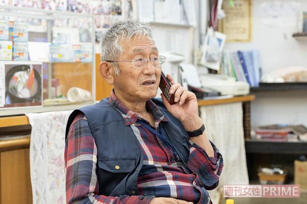 かつて命を救った男性からのSOSコールに、熱心に耳を傾ける茂さん。電話相談は約40分にもおよんだ　撮影／齋藤周造