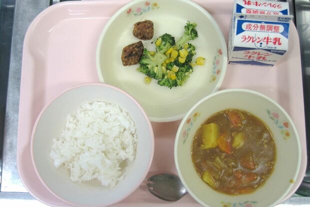 長崎市の鯨カレーの給食