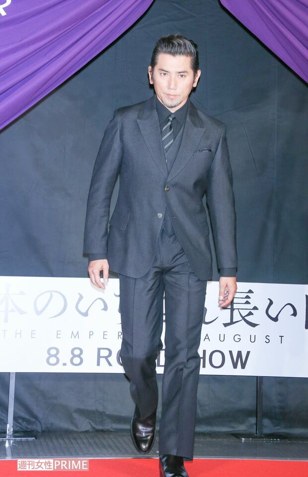 '15年に公開された映画『日本のいちばん長い日』では昭和天皇を、『天空の蜂』では原発の設計士を演じ、数々の映画賞を受賞した