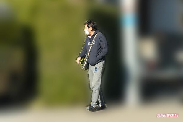 石田純一は“充電旅”のオリジナルパーカーを着ていた