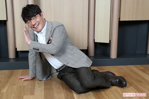 「よろけたついでに 五月みどり」このよろけたシリーズは由美かおるだったり、壇蜜だったりすることもある　　撮影／近藤陽介