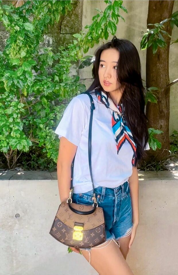 「デニムのホットパンツ×シンプルな白Tシャツで、ご自身のスタイルの魅力をアピールするコーディネートです」（高はしさん）　Koki，公式インスタグラムより