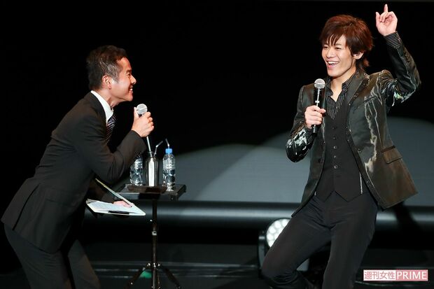 トークコーナーでは、歌っているときのりりしい姿から一転、お茶目な一面もチラリ