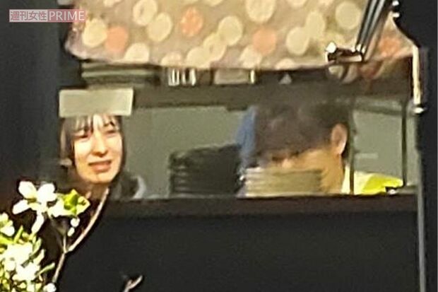 カウンターに並んで座り、日本酒や焼酎を楽しむ長尾寧音と須賀健太