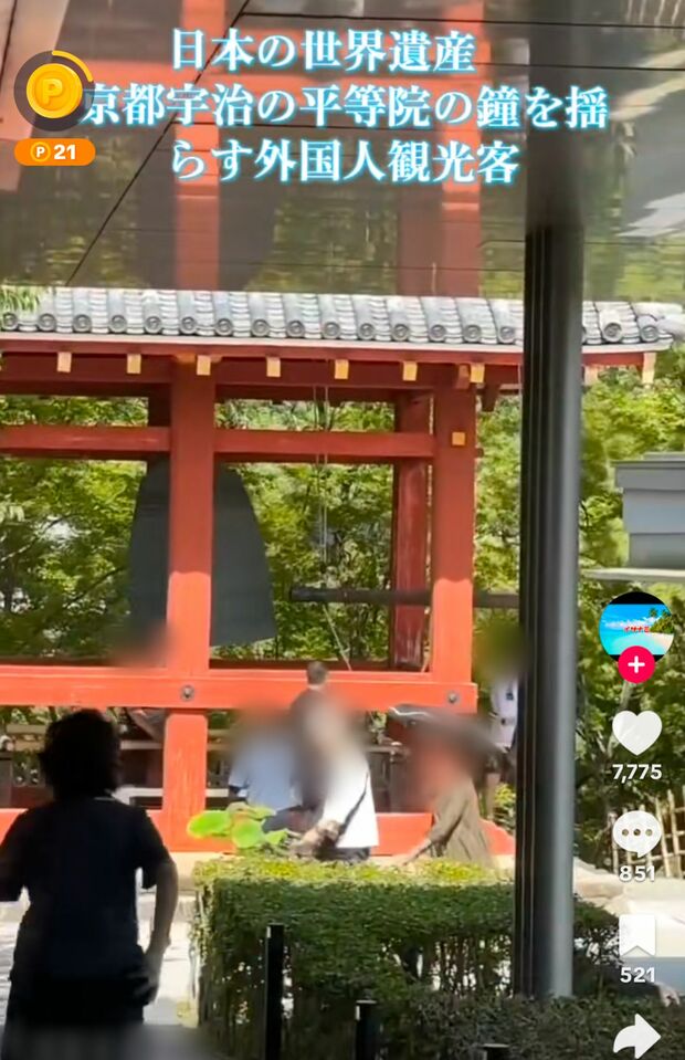 京都・平等院の鐘を鳴らす外国人旅行客(TikTokより)