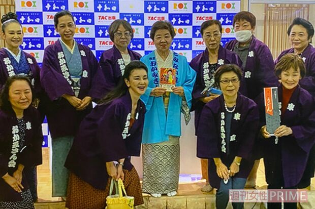 出版記念イベントで『東京おかみさん会』の面々と
