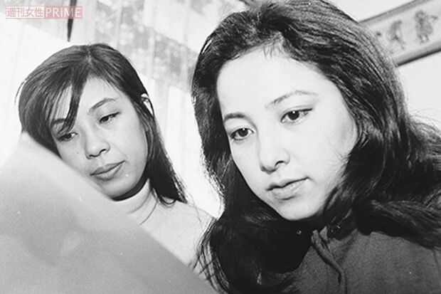 デビュー当時の冨士眞奈美さん（右）。左側が冨士さんのお姉さん