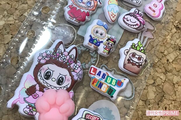 ラブブ販売元が「偽物」「有害物質が含まれている可能性も…」と指摘、世に出回っているラブブのイラストシール