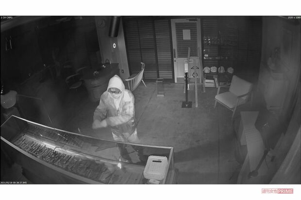 ガラス製ショーケースを割る（江口時計店提供）3/8