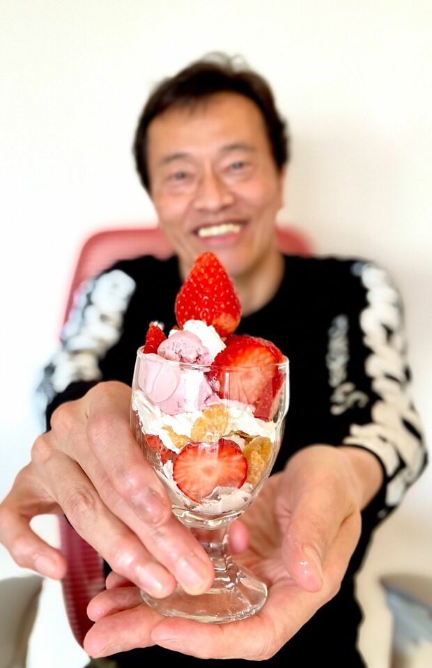 X（旧ツイッター）に投稿され、30万を超える「いいね」がついた、遠藤が同時に調理できるという3品の写真。いちごがモリモリのパフェからは、遠藤の甘党っぷりがうかがえる（遠藤のXより）