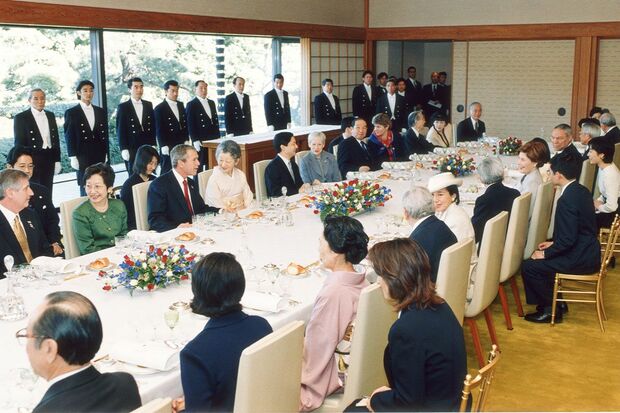 '02年、アメリカのブッシュ大統領が来日し、上皇（当時・天皇）ご夫妻や天皇陛下（当時・皇太子）、雅子さまと皇居で昼食会