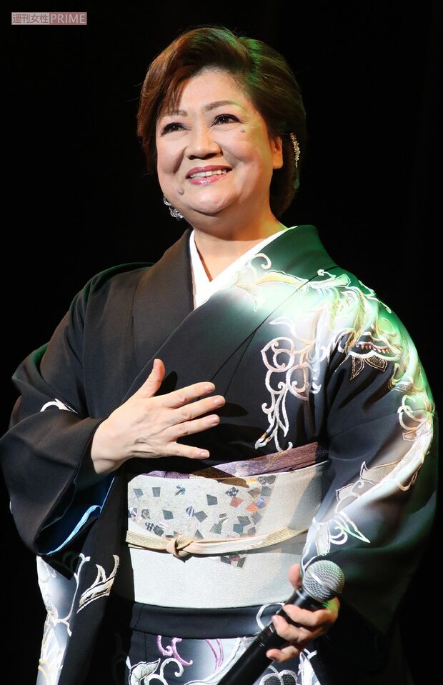 術後歌声がのびやかになったと、再び歌手として活躍する松原さん 撮影/佐藤靖彦